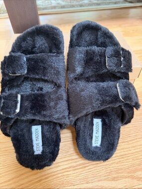 NIB! Steve Madden SZ 8, around footbed fuzzy slippers.